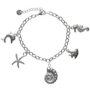 Bracelet composé d'une chaîne avec des pendants en forme d'étoiles de mer, de dauphin, de coquillage, de poisson et d'hippocampe en acier argenté. Fermoir mousqueton avec 3 cm de rallonge.