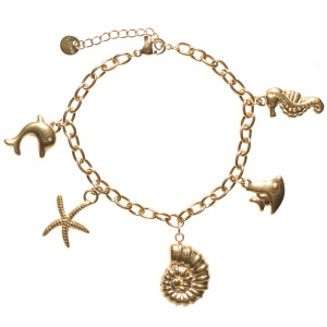 Bracelet composé d'une chaîne avec des pendants en forme d'étoiles de mer, de dauphin, de coquillage, de poisson et d'hippocampe en acier doré. Fermoir mousqueton avec 3 cm de rallonge.