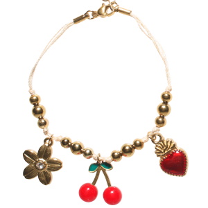 Bracelet composé d'un cordon blanc, de perles en acier doré, d'un pendant cerises, d'une fleur en acier doré sertie d'un strass et d'un cœur pavé d'émail rouge. Fermoir mousqueton avec 3 cm de rallonge.
