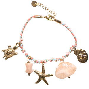 Bracelet composé d'un cordon multicolore, de pendants étoile de mer, coquillage et tortue en acier doré, d'une perle rose et d'un coquillage rose. Fermoir mousqueton avec 3 cm de rallonge.
