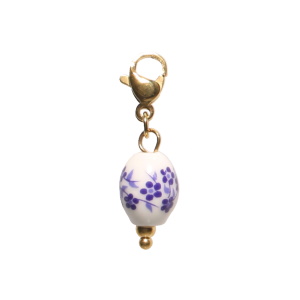 Breloque charm's en acier doré avec une perle ovale dessinée de fleurs bleues. Concevez vos propres bijoux grâce à nos charm's. Ajoutez-les à vos bracelets ou colliers et apportez votre propre style et votre touche personnelle à vos bijoux.