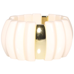 Bracelet manchette élastique de couleur blanche et dorée.