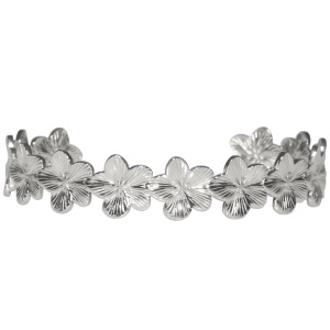 Bracelet jonc composé de fleurs en acier argenté.