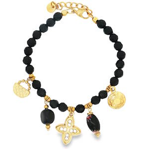 Ce bracelet à breloques en acier doré, d'un éclat chaleureux, est orné de perles de cristal aux teintes énigmatiques. La simplicité des perles met en valeur le travail délicat du doré, créant un bijou à la fois moderne et intemporel, parfait pour rehausser toute tenue avec une touche de mystère. Fermoir mousqueton avec 3 cm de rallonge.