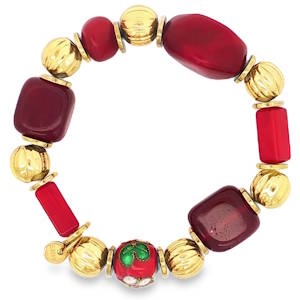 Bracelet perlé unique, composé de perles aux teintes chaudes et dorées. Les perles facettées rouges s'alternent avec des perles dorées rainurées, créant un contraste saisissant. Un élément central émaillé ajoute une touche d'originalité et de couleur à ce bijou fantaisie.
