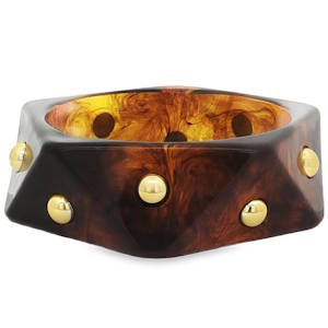Rehaussez votre style avec ce bracelet bangle sophistiqué. Sa conception unique en matériau non métallique offre un attrait moderne. Les accents dorés jaune ajoutent une touche d'élégance, faisant de ce bracelet un accessoire parfait pour toute occasion. Portez ce bijou audacieux pour exprimer votre personnalité unique.