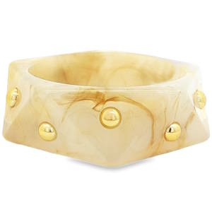 Rehaussez votre style avec ce bracelet jonc audacieux.  Confectionné avec une base non métallique aux teintes marbrées crémeuses et accentué par des détails dorés éclatants, il offre une touche d'élégance moderne à toute tenue. Un accessoire indispensable pour celles qui aiment se démarquer avec raffinement.