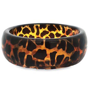 Ce bracelet bangle, façonné à partir d'un matériau non métallique, arbore un motif saisissant qui évoque la savane. Sa palette de couleurs chaudes, dominée par des nuances de jaune doré à la lumière, insuffle une touche d'originalité et d'élégance à votre style. Un accessoire de mode qui ne manquera pas de faire tourner les têtes.