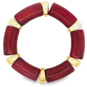 Ce bracelet à perles, composé de pièces non métalliques rouge profond, est accentué par des éléments dorés. Le design distinctif, combinant des matériaux riches et des finitions dorées, crée un accessoire frappant et élégant. Un ajout sophistiqué à toute collection de bijoux.