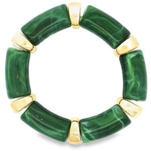 Ce bracelet de perles vertes vibrant est une œuvre d'art à porter. Chaque perle, taillée en cabochon, reflète la lumière avec une douceur saisissante. Monté sur une structure dorée, ce bijou allie la robustesse à l'élégance. Le design unique du bracelet, agrémenté de motifs subtils, en fait un accessoire distinctif et raffiné.