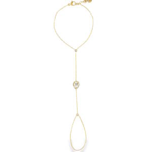 Ce bijou de main allie finesse et modernité. Conçu en acier inoxydable doré, il habille le dos de la main avec une élégance aérienne et une touche de brillance sophistiquée. Le bijou se compose d'une chaîne maille forçat très fine qui relie le poignet au majeur, créant une ligne verticale qui allonge visuellement la main. Le point central est orné d'un pendentif en forme de goutte (poire), serti d'un cristal central entouré d'un liseré de petits cristaux scintillants. Deux cristaux solitaires en serti clos viennent ponctuer la chaîne pour apporter des points de lumière supplémentaires. Le bracelet est doté d'un fermoir mousqueton robuste et d'une chaînette d'extension, permettant d'ajuster parfaitement le bijou à toutes les morphologies de poignet.