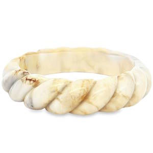 Ce bracelet jonc, façonné à partir d'un matériau non métallique, arbore une teinte dorée chaude. Son design torsadé lui confère une texture visuelle riche, tandis que son orientation frontale et horizontale assure une visibilité optimale. L'absence de dessins ou de mots met en valeur la pureté de sa forme et de sa finition.