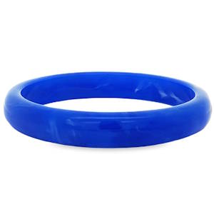 Rehaussez votre style avec ce magnifique bracelet bangle. Confectionné à partir d'un matériau non métallique, ce bracelet de couleur bleu offre une esthétique saisissante et un look élégant. Parfait pour toutes les occasions, il apporte une touche de sophistication à votre poignet.