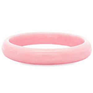 Ce bracelet jonc, conçu à partir d'un matériau non métallique, présente une teinte douce et délicate. Sa surface lisse et son design épuré en font un accessoire moderne et versatile, idéal pour compléter une variété de styles. Un bijou simple mais élégant pour une touche discrète de couleur.