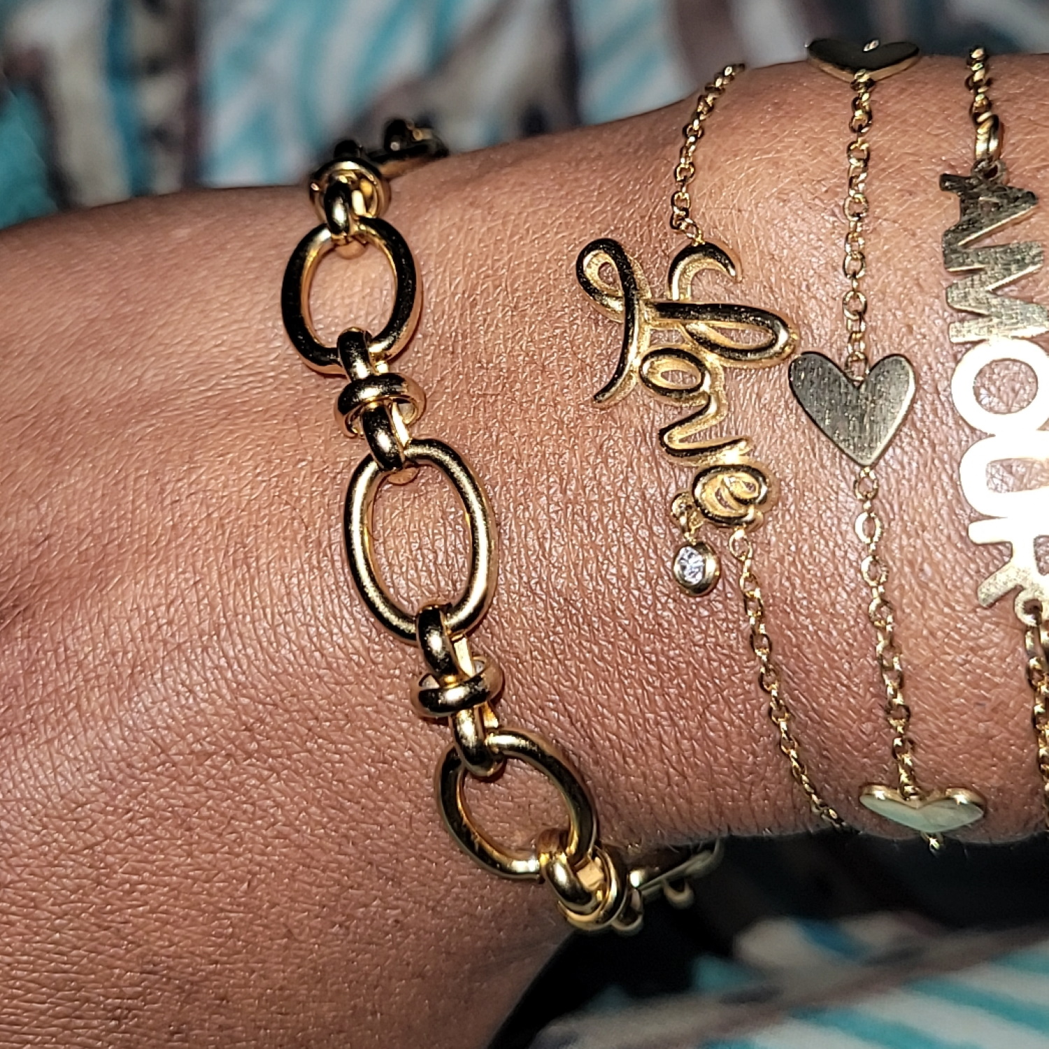 Bracelet composé d'une chaîne et du mot Love en acier doré avec une pampille ronde sertie clos d'un oxyde de zirconium blanc.<br/>Fermoir mousqueton avec 3 cm de rallonge. Love Rond Strass Adolescent Adulte Amour Femme Fille Indémodable Message Bracelet composé d'une chaîne et du mot Love en acier doré avec une pampille ronde sertie clos d'un oxyde de zirconium blanc.<br/>Fermoir mousqueton avec 3 cm de rallonge. Love Rond Strass Adolescent Adulte Amour Femme Fille Indémodable Message