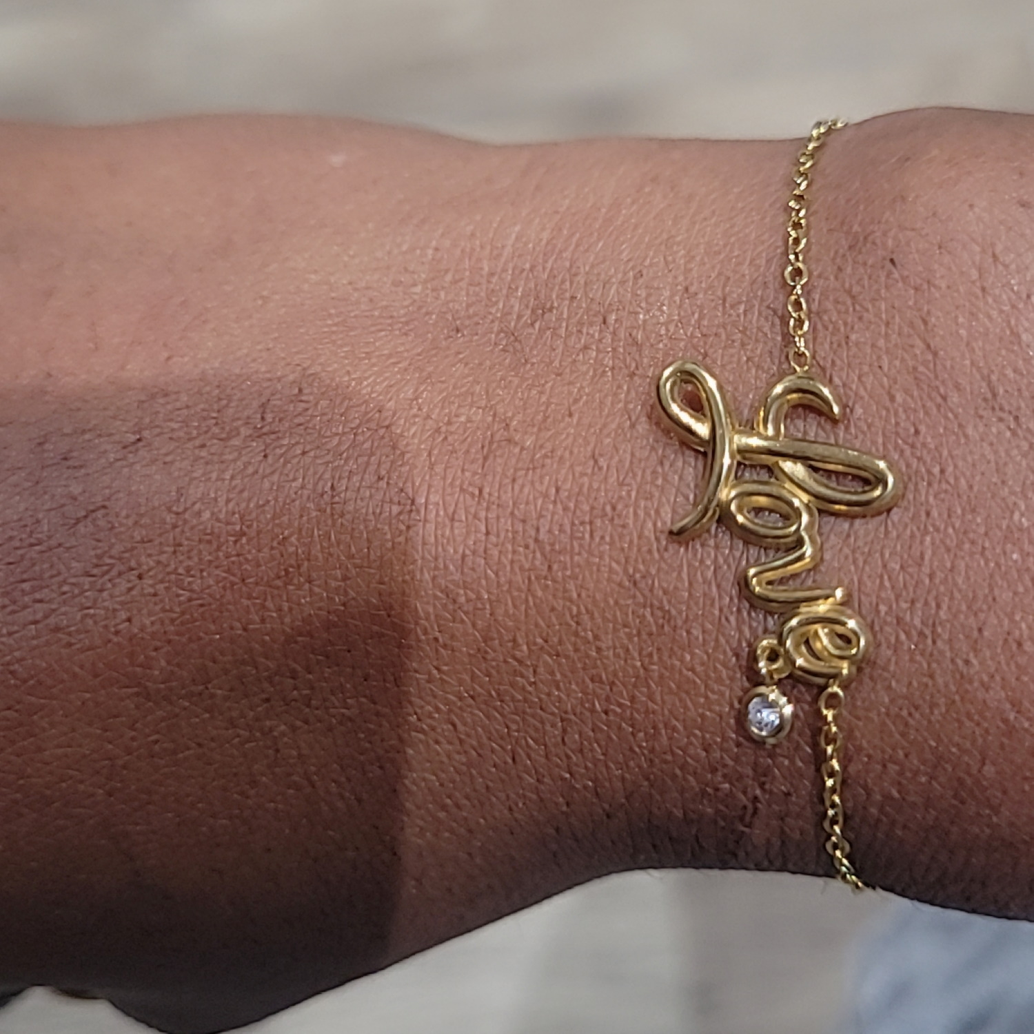 Bracelet composé d'une chaîne et du mot Love en acier doré avec une pampille ronde sertie clos d'un oxyde de zirconium blanc.<br/>Fermoir mousqueton avec 3 cm de rallonge. Love Rond Strass Adolescent Adulte Amour Femme Fille Indémodable Message Bracelet composé d'une chaîne et du mot Love en acier doré avec une pampille ronde sertie clos d'un oxyde de zirconium blanc.<br/>Fermoir mousqueton avec 3 cm de rallonge. Love Rond Strass Adolescent Adulte Amour Femme Fille Indémodable Message