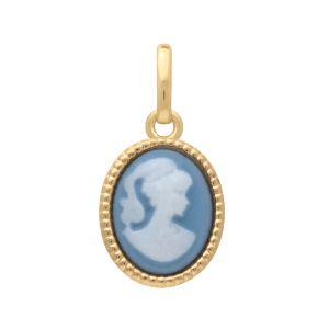 Pendentif camée représentant une femme serti sur un médaillon ovale en plaqué or jaune 18 carats.