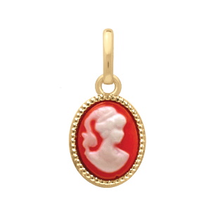 Pendentif camée représentant une femme serti sur un médaillon ovale en plaqué or jaune 18 carats.