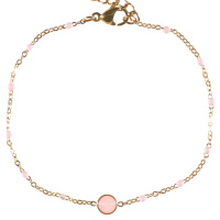 Bracelet composé d'une chaîne en acier doré, de perles en émail de couleur rose et d'une véritable pierre de quartz rose sertie clos de forme ronde. Fermoir mousqueton avec 3 cm de rallonge.