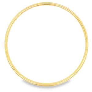 Cet élégant bracelet rigide de type jonc est confectionné en acier doré, offrant une finition polie miroir d'une brillance exceptionnelle. Sa silhouette épurée et sa forme parfaitement circulaire témoignent d'une symétrie impeccable. Sans ornements superflus, cette pièce minimaliste se distingue par son raffinement intemporel et sa composition robuste. Un classique de la joaillerie moderne, idéal pour un porté quotidien ou pour être superposé avec d'autres bijoux en métaux précieux.