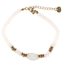 Bracelet composé de perles en acier doré, perles de couleur blanche et de perles en véritable pierre de jade blanc. Fermoir mousqueton avec 3 cm de rallonge.