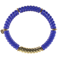 Bracelet élastique composé d'un tube tressé en acier doré et de tubes tressés en matière synthétique de couleur bleue.