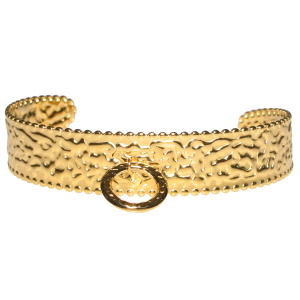 Bracelet jonc ouvert rigide martelé avec un pendant en forme de cercle en acier doré.