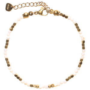 Bracelet composé de perles cubiques en acier doré et de perles de nacre de couleur blanche. Fermoir mousqueton avec 3 cm de rallonge.