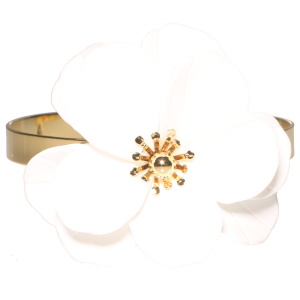 Bracelet jonc ouvert en acier doré surmonté d'une fleur de couleur blanche.