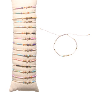 Bracelet fantaisie composé d'un cordon en coton de couleur, de perles Miyuki multicolores et d'une pierre de couleur. 16 coloris différents. Vendu à l'unité. Votre préférence en commentaire.