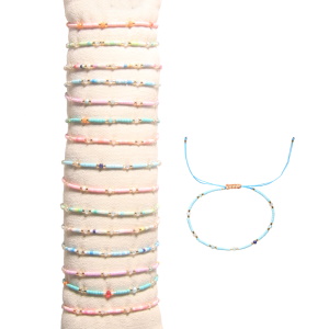 Bracelet fantaisie composé d'un cordon en coton de couleur, de perles Miyuki multicolores et de cristaux de couleur. 16 coloris différents. Vendu à l'unité. Votre préférence en commentaire.