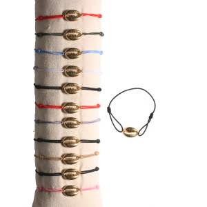 Bracelet fantaisie composé d'un cordon élastique en coton de couleur et d'un coquillage cauri en acier doré. 6 coloris différents. Vendu à l'unité. Votre préférence en commentaire.