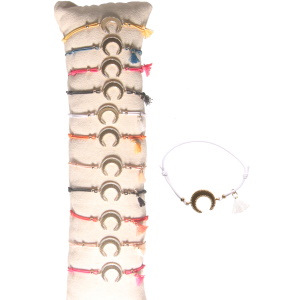 Bracelet fantaisie composé d'un cordon élastique en coton de couleur, d'un mini pompon en textile de couleur et d'un arc de cercle en acier doré. 7 coloris différents. Vendu à l'unité. Votre préférence en commentaire.