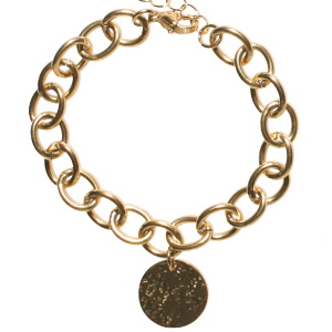 Bracelet composé d'une chaîne et d'un pastille ronde martelée en acier doré. Fermoir mousqueton avec 3 cm de rallonge.