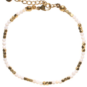 Bracelet composé d'une chaîne de parles cubiques en acier doré et de perles de nacre. Fermoir mousqueton avec 3 cm de rallonge.