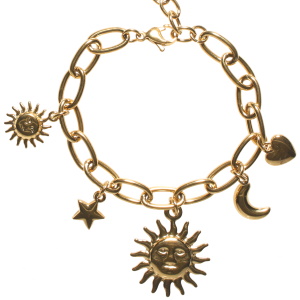 Bracelet composé d'une chaîne avec breloques cœur, étoile, croissant de lune et soleils avec visage en acier doré. Fermoir mousqueton 4 cm de rallonge.