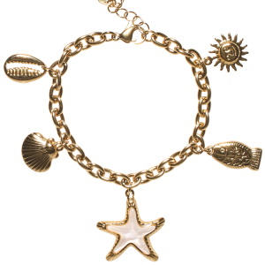 Bracelet composé d'une chaîne avec des pendants en forme de coquillages, de poisson et de soleil avec visage en acier doré et d'une étoile de mer en acier doré surmontée d'une étoile de mer blanche. Fermoir mousqueton avec 2 cm de rallonge.