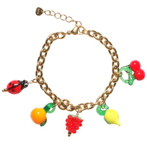 Bracelet composé d'une chaîne avec en acier doré et de pendants en forme de cerises, citron, framboise, orange et coccinelle. Fermoir mousqueton avec 3 cm de rallonge.