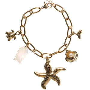 Bracelet composé d'une chaîne avec des pendants en forme de queue de dauphin, de tortue de mer et d'étoile de mer en acier doré, d'un squelette de poisson en nacre et d'un coquillage en acier doré serti d'une perle d'imitation. Fermoir mousqueton avec 3 cm de rallonge.