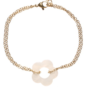 Bracelet composé d'une double chaîne en acier doré et d'une fleur blanche nacrée. Fermoir mousqueton avec 3 cm de rallonge.