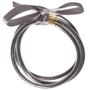 Lot de trois bracelets bouddhistes jonc semi rigide en tube de plastique rempli de poudre argenté, le tout attaché par un cordon gris satiné.