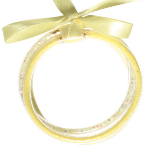Lot de trois bracelets bouddhistes jonc semi rigide en tube de plastique rempli de poudre jaune, le tout attaché par un cordon jaune satiné.