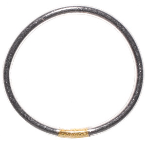 Bracelet bouddhiste jonc semi rigide en tube de plastique rempli de poudre argentée.
