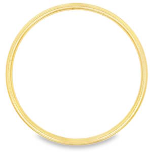 Rehaussez votre élégance avec ce bracelet jonc en acier doré. Sa finition polie et son design minimaliste en font un accessoire intemporel. Portez ce bracelet seul pour un style épuré ou combinez-le avec d'autres bijoux pour une allure plus audacieuse. Un ajout raffiné à toute collection de bijoux.