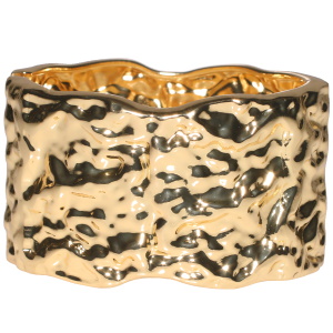 Bracelet manchette rigide martelé en métal doré.