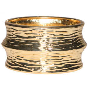 Bracelet manchette rigide en métal doré.