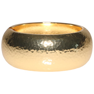 Bracelet manchette rigide martelé en métal doré.