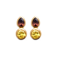 Boucles d'oreilles pendantes en plaqué or jaune 18 carats serties de deux pierres de couleur dorée et violette.