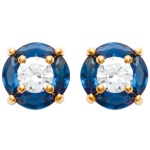 Boucles d'oreilles en plaqué or jaune 18 carats serties d'oxyde de zirconium blancs et de pierres synthétiques bleues.