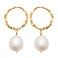 Boucles d'oreilles pendantes composées d'un cercle difforme en plaqué or jaune 18 carats et d'une perle de culture.